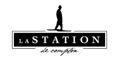 Logo of "La Station de Compton" featuring a silhouetted figure walking.